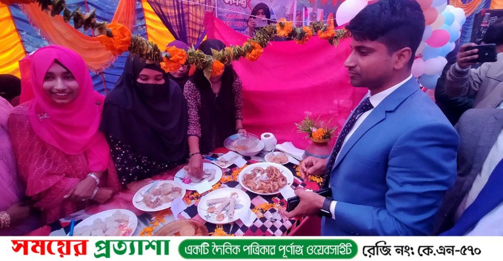 - পিঠা উৎসবের স্টল পরিদর্শন করেন প্রধান অতিথি উপজেলা নির্বাহী অফিসার প্রদীপ্ত রায় দীপন।